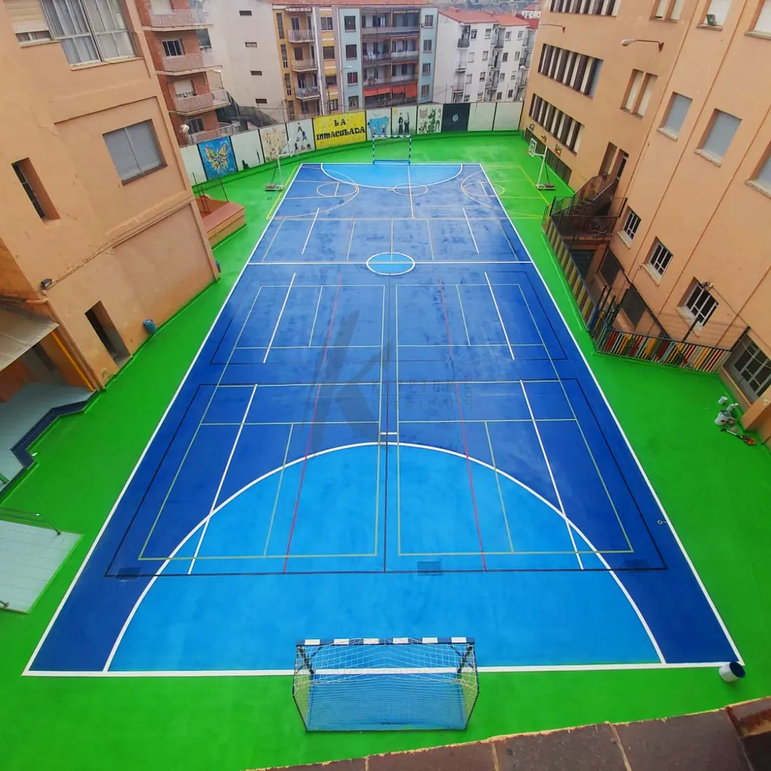 The full court seen from an upper floor