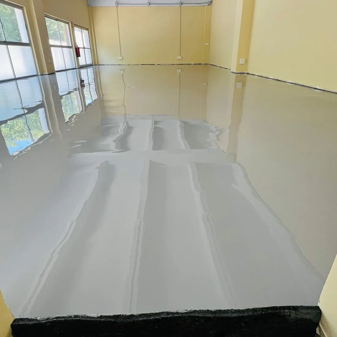 The glossy grey floor and the cream walls The glossy grey floor and the cream walls