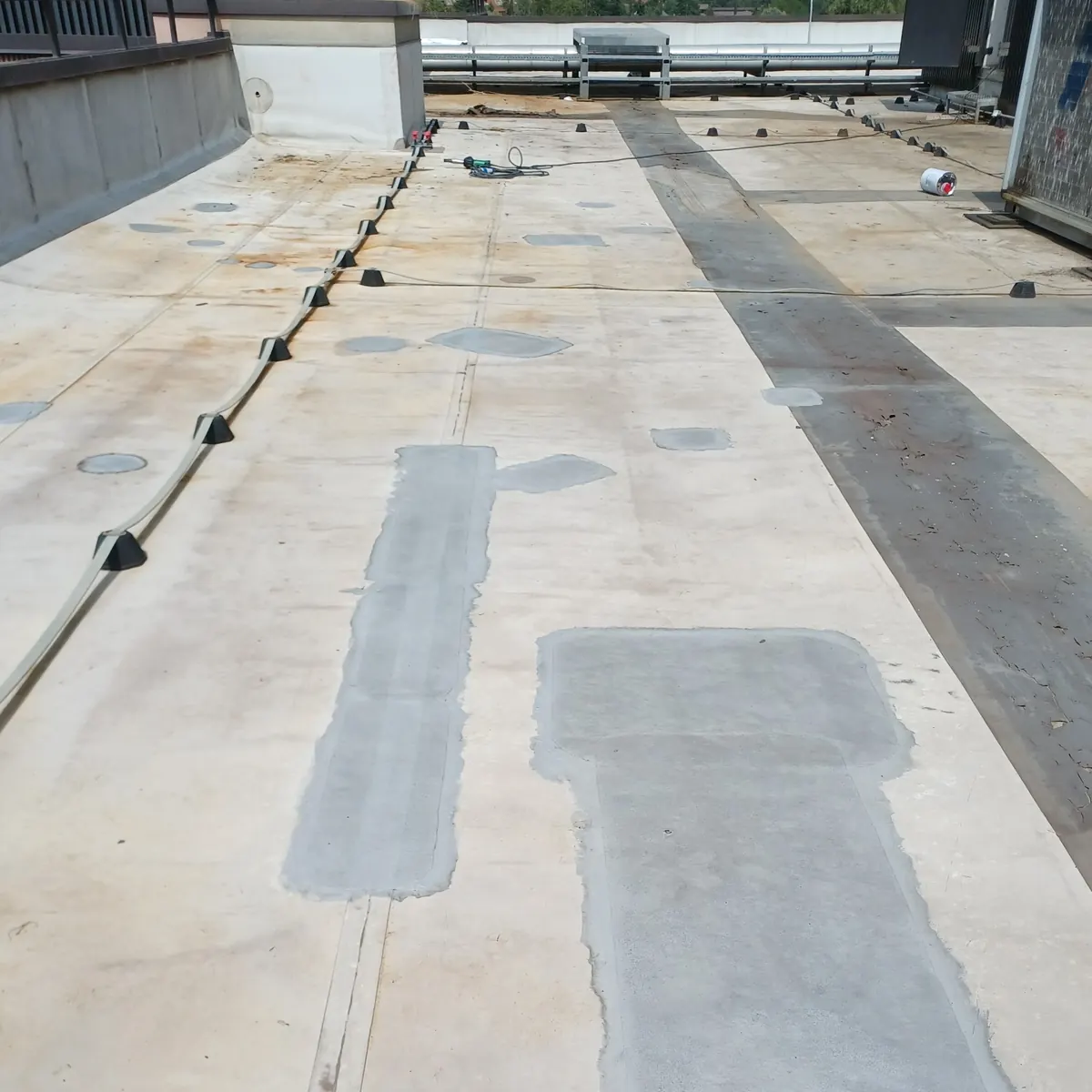 Long roof bay showing aged membrane at Mediolanum HQ, Milan