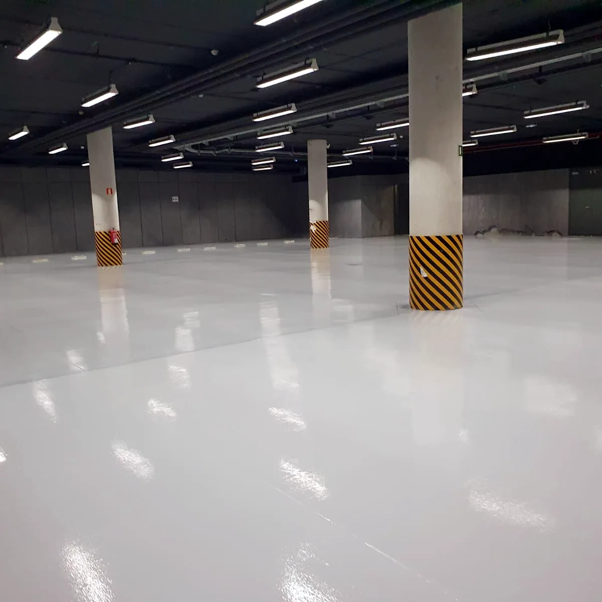Blood bank epoxy flooring in Catalonia: the large hall
