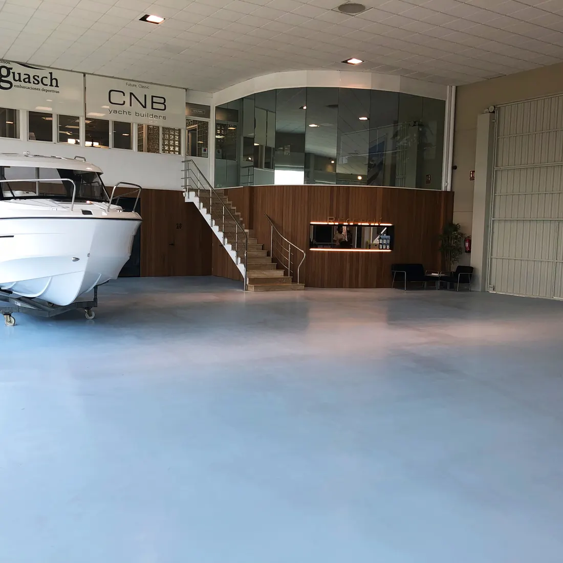 The open floor toward the reception and the stairs The open floor toward the reception and the stairs