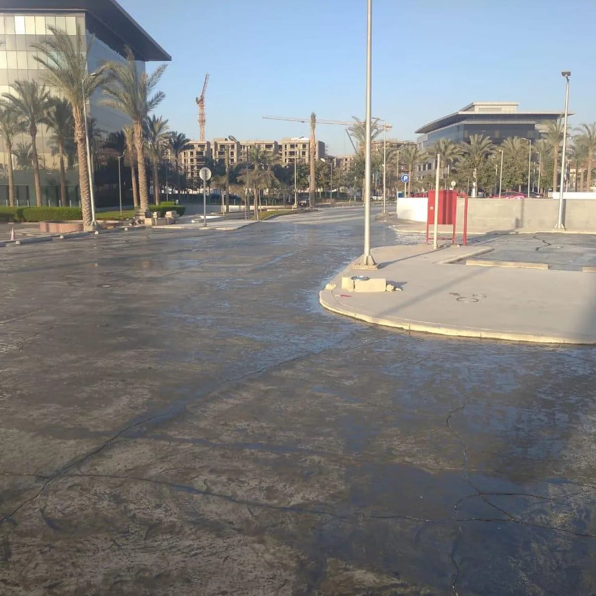 Forjado del podio en Cairo Festival City, con agua en las fisuras