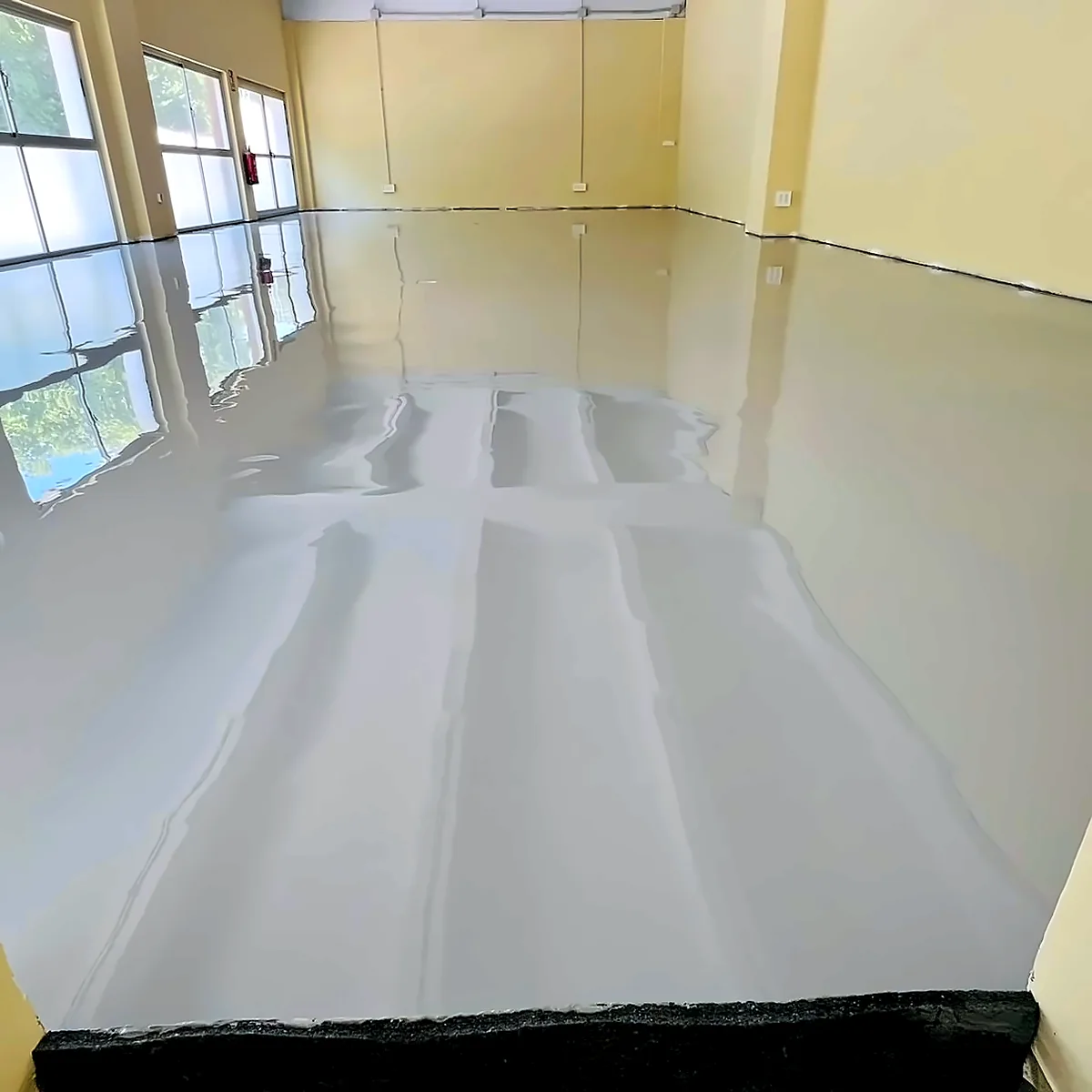 Car park flooring Badajoz: glossy grey Floortop 1K finish on the floor