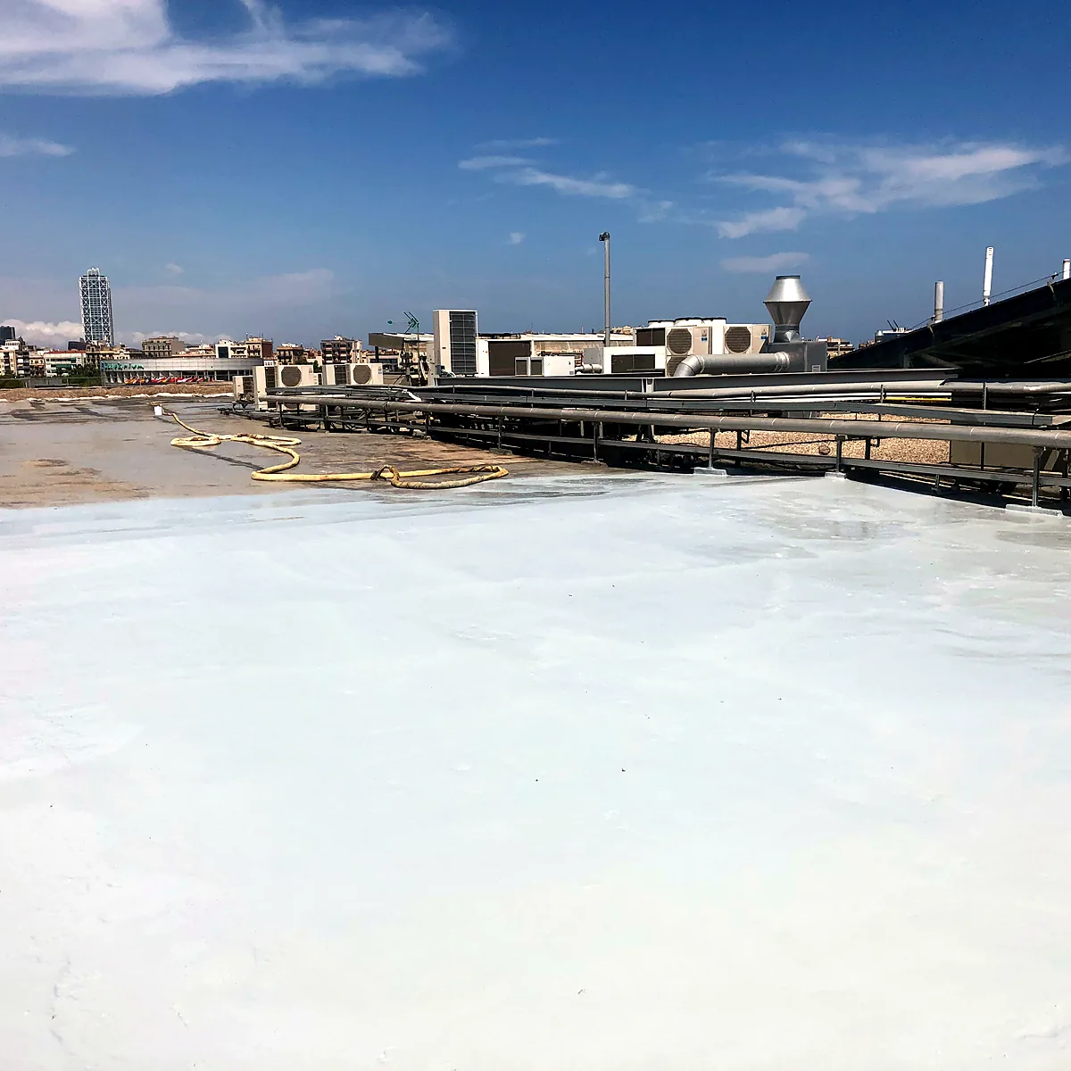 Membrane sealed around the plant units Cubierta revestida, con equipos al fondo. Maremagnum, Barcelona.