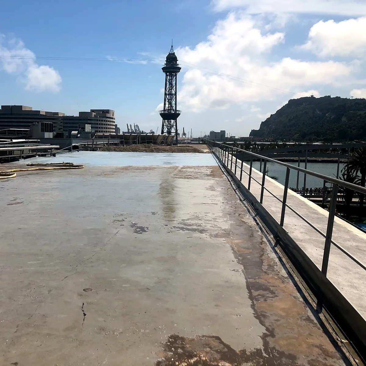 Losa gastada junto a la barandilla, antes de la obra. Cubierta vieja junto a la barandilla de Maremagnum, Puerto de Barcelona.
