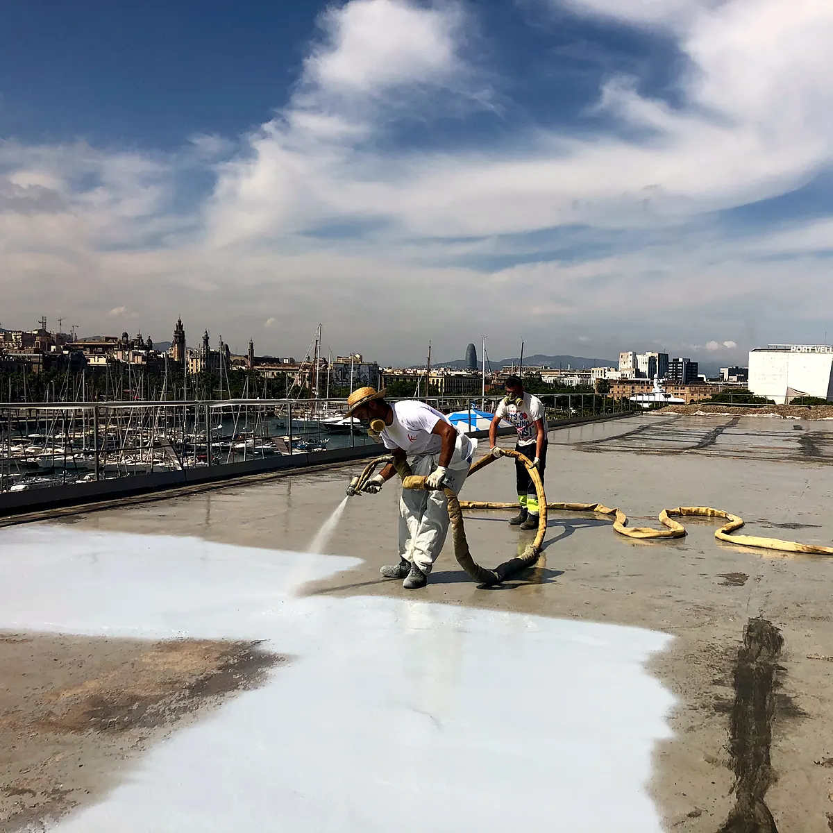 Hot-spraying Impermax Polyurea H Flex Proyección de la membrana blanca en la cubierta de Maremagnum, Port Vell.