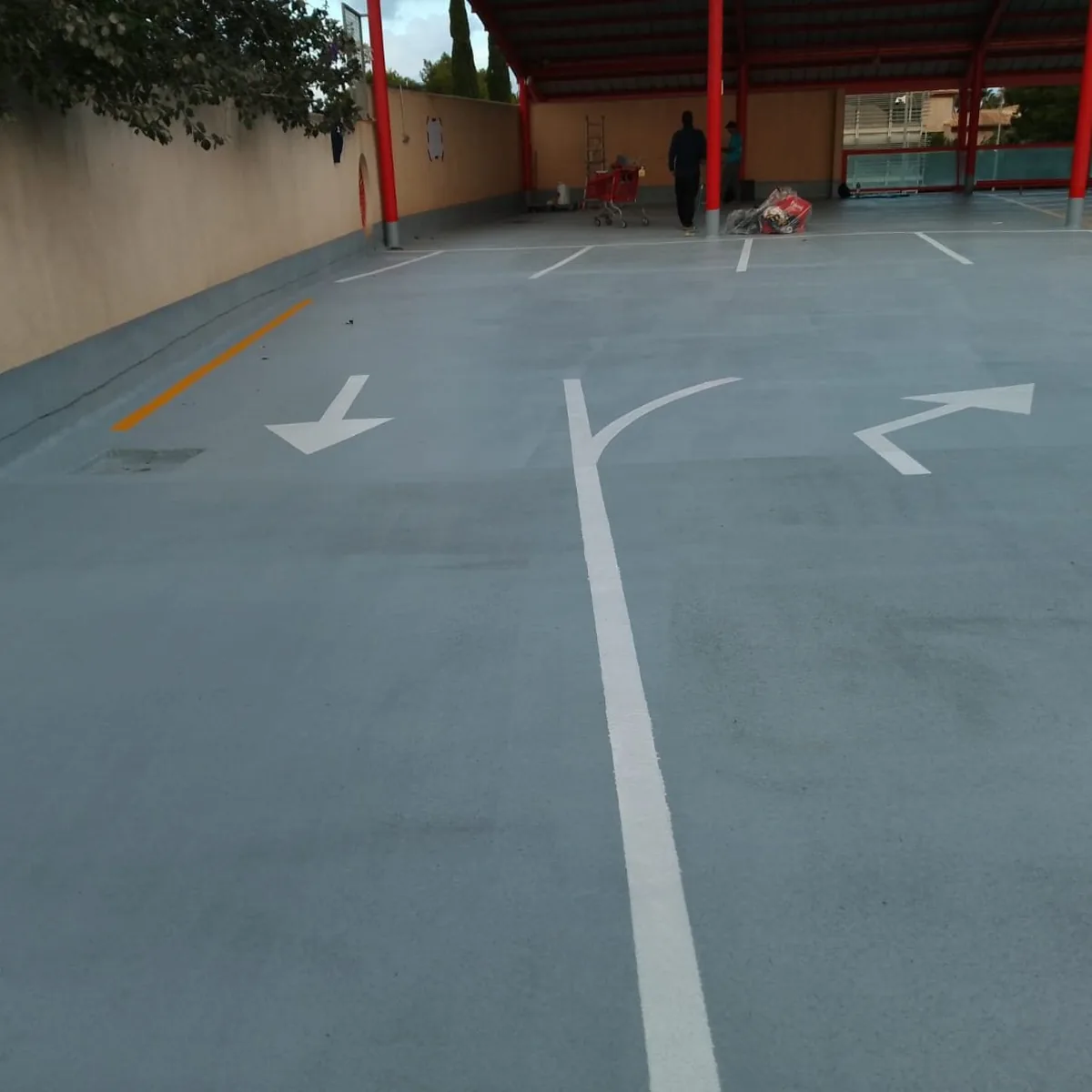 White direction arrows on the new car park roof surface, Mallorca