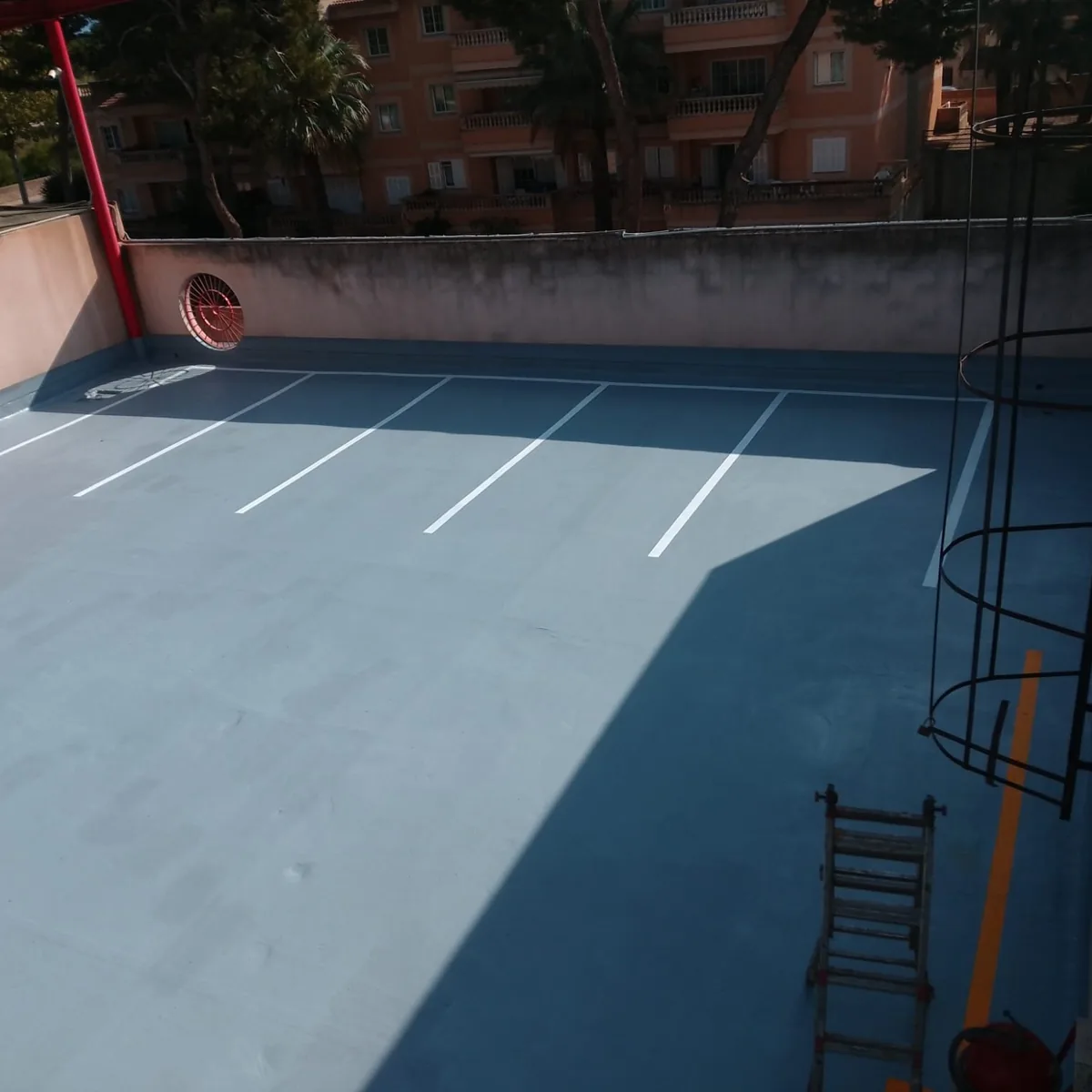 Marked bays along the perimeter wall of the car park roof, Mallorca