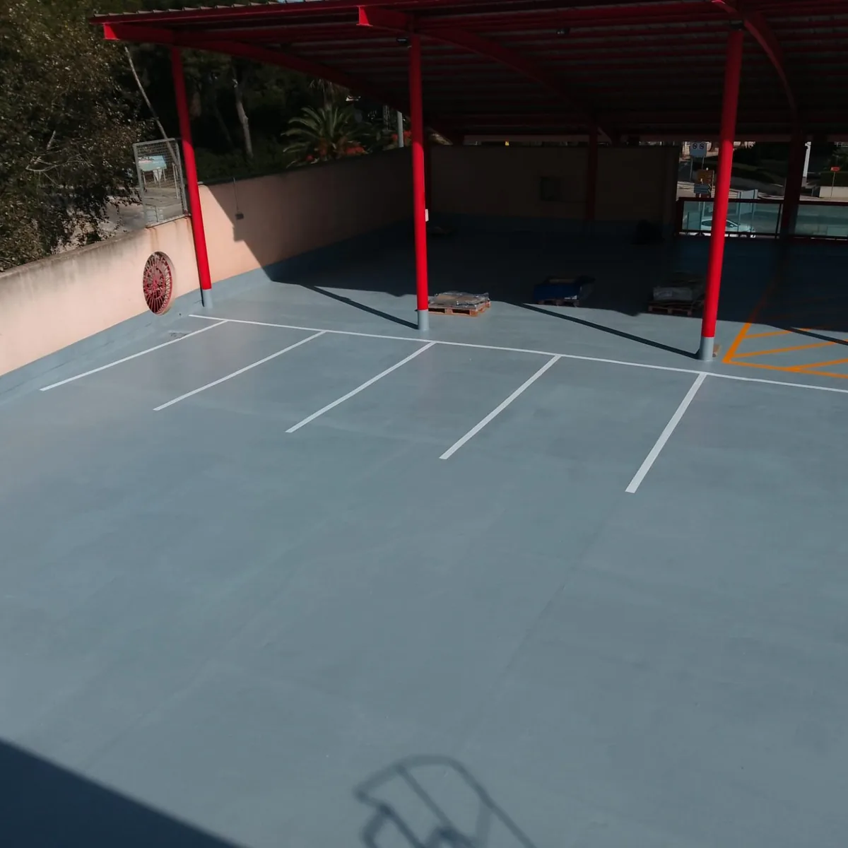 Row of marked bays under the canopy frames, Santa Margarida