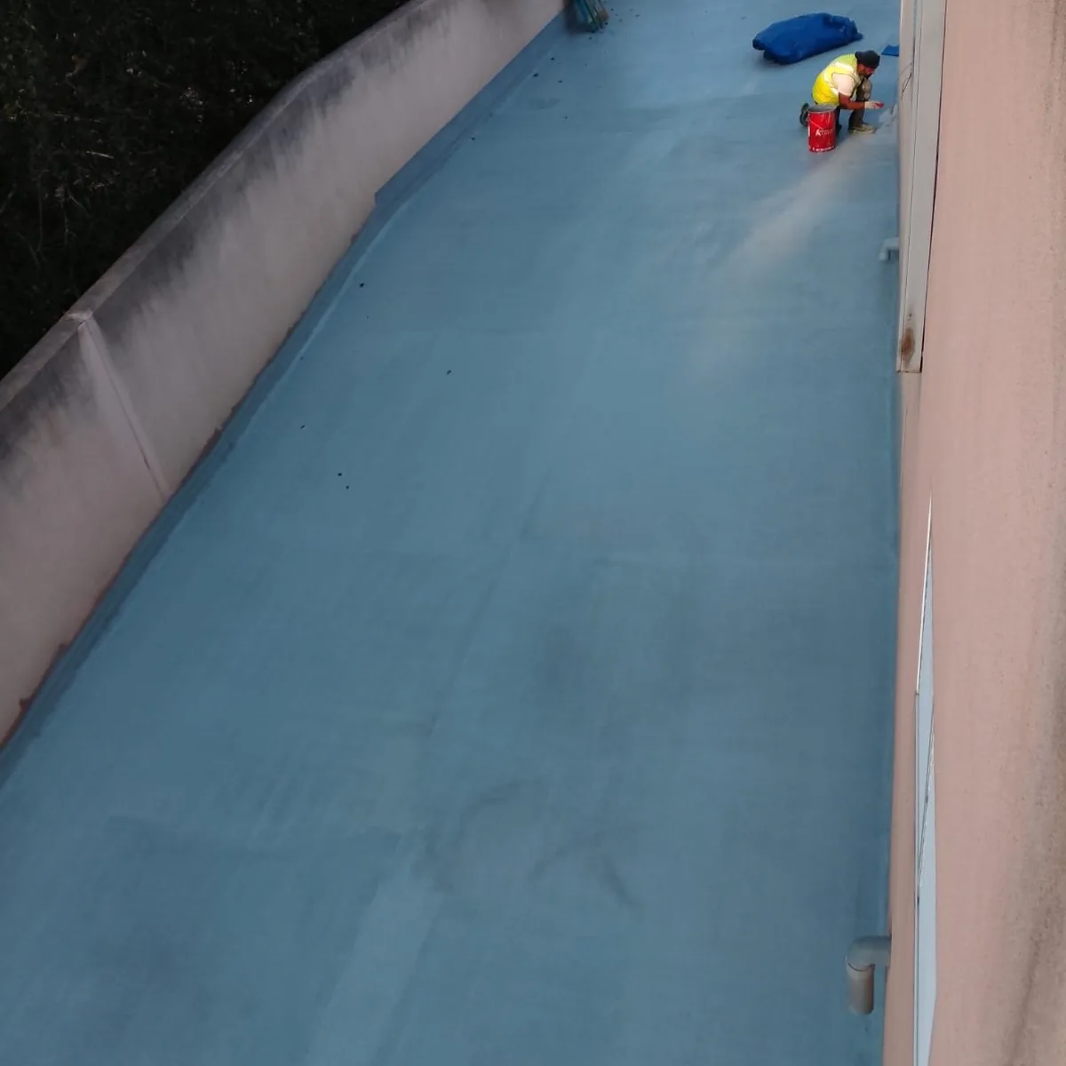 Perimeter lane in blue finish along the boundary wall, Mallorca