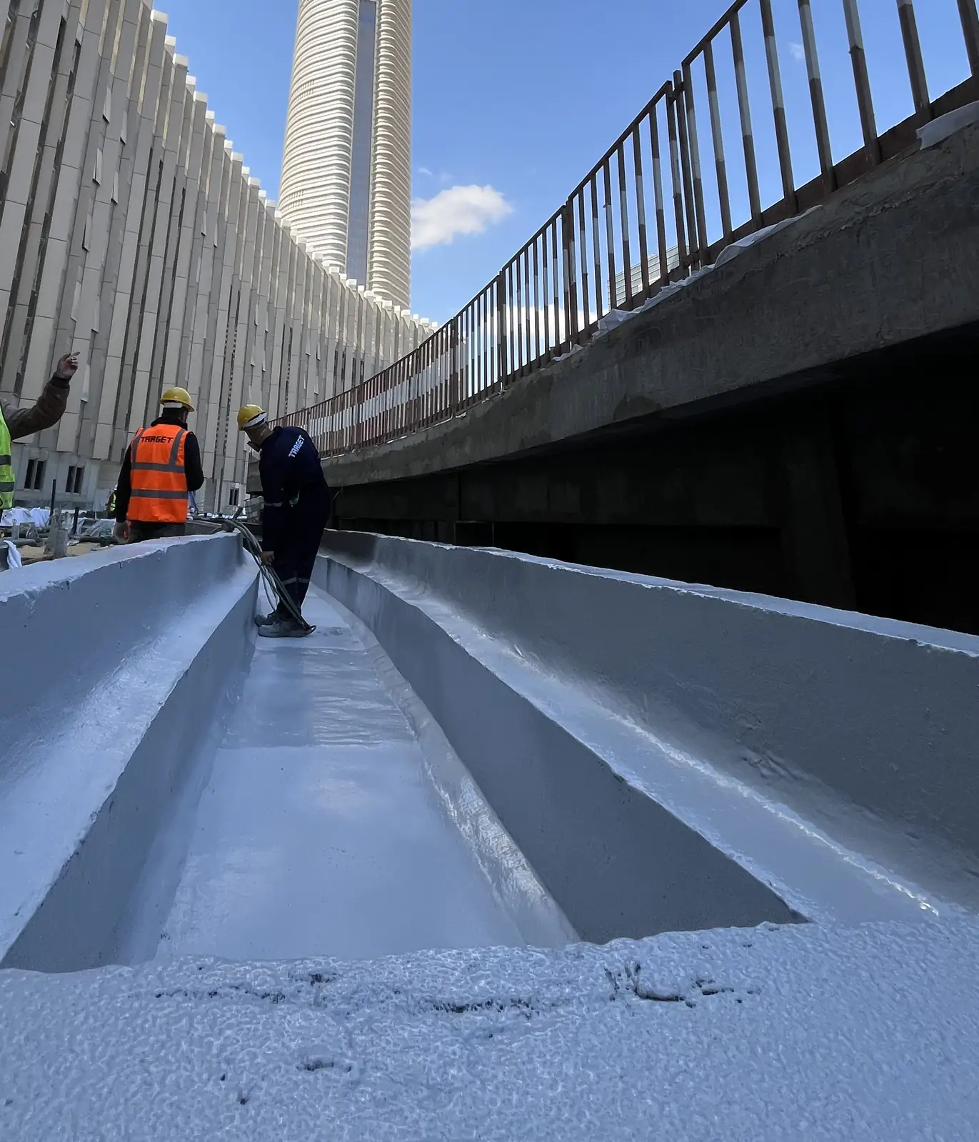 El canal del podio ya revestido, con la torre más allá del bloque.