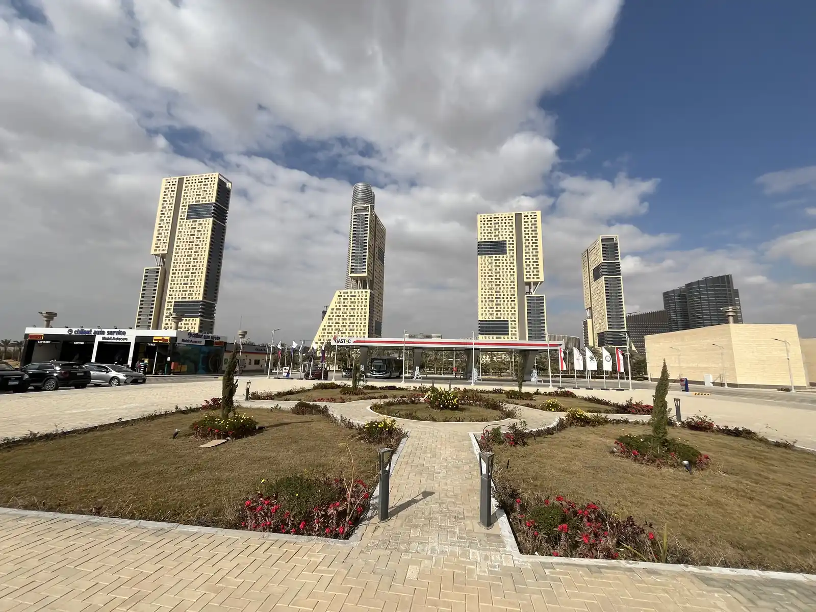 El patio plantado del distrito de negocios.