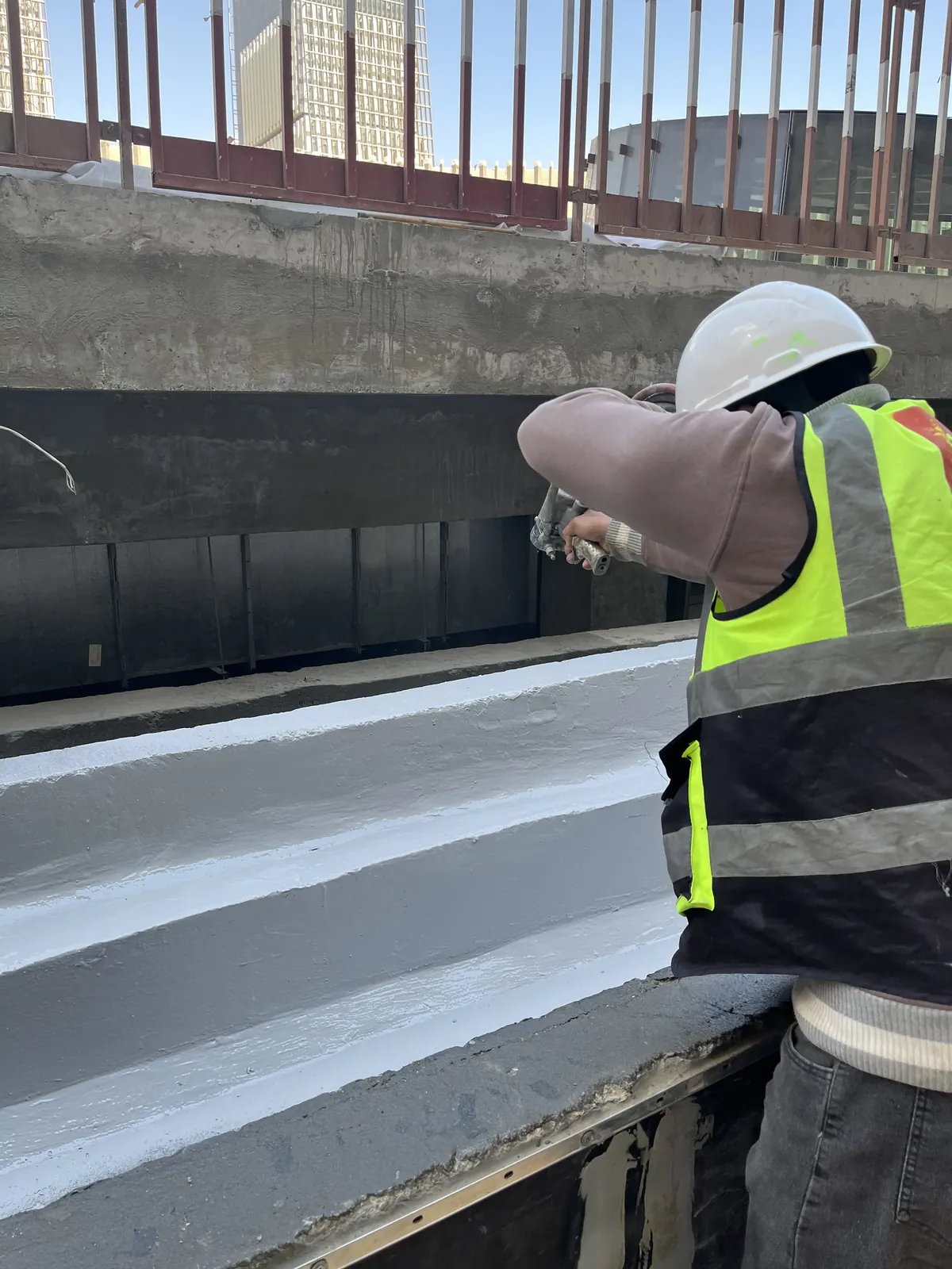 Proyección en caliente de la membrana dentro de un canal del podio.