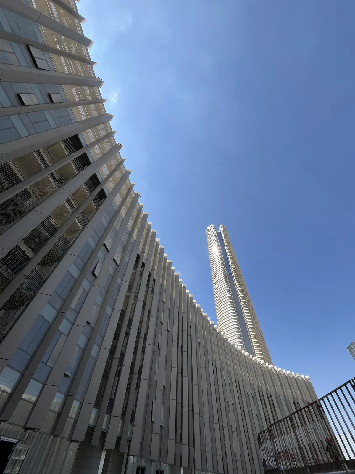 Un bloque del distrito y la Iconic Tower, vistos desde el podio.