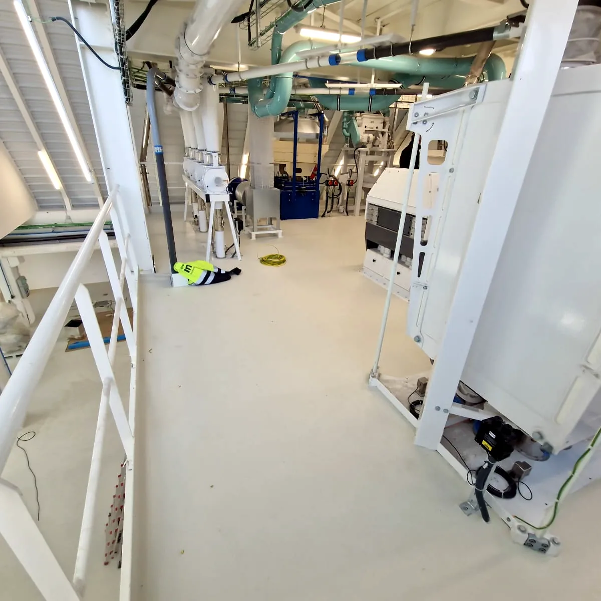 Pavisoft walkway beside white rails on a steel platform, Sarriguren