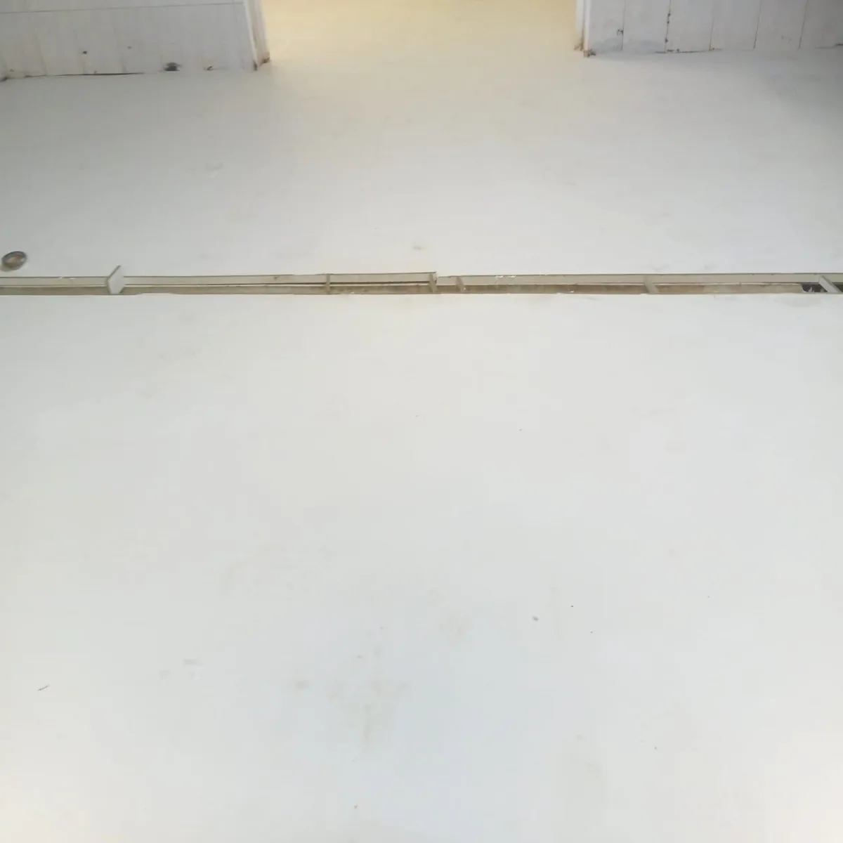 Light grey epoxy floor in a production room, Menorca