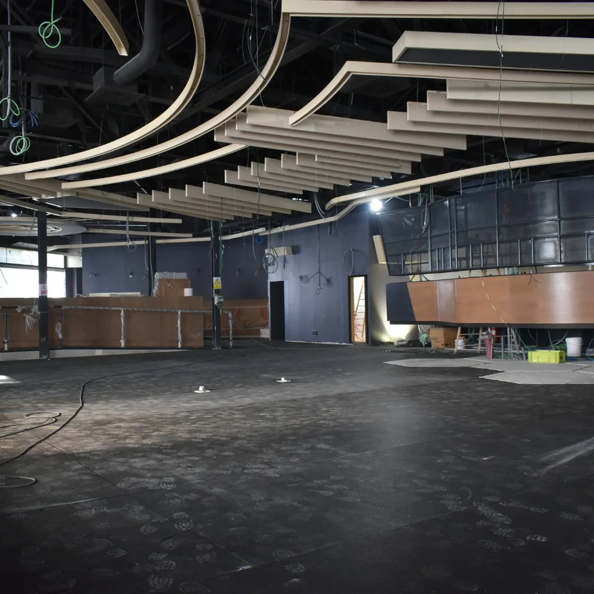 Wide view of the hall floor during works, Salou