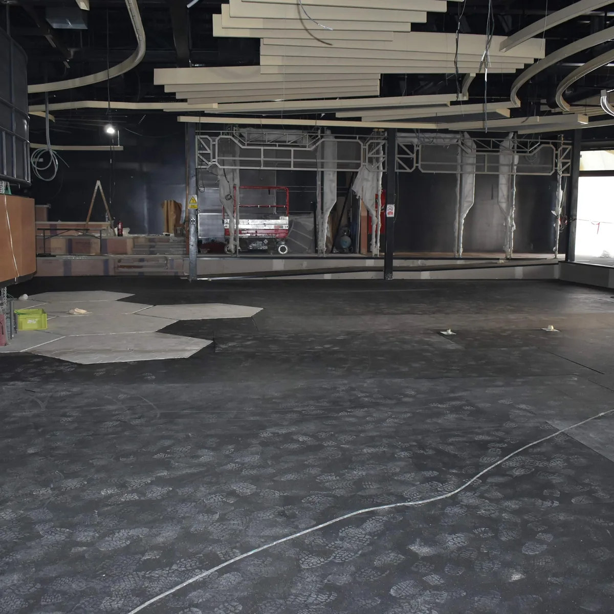 Rubber mat and pale hexagon panels on the floor, Salou