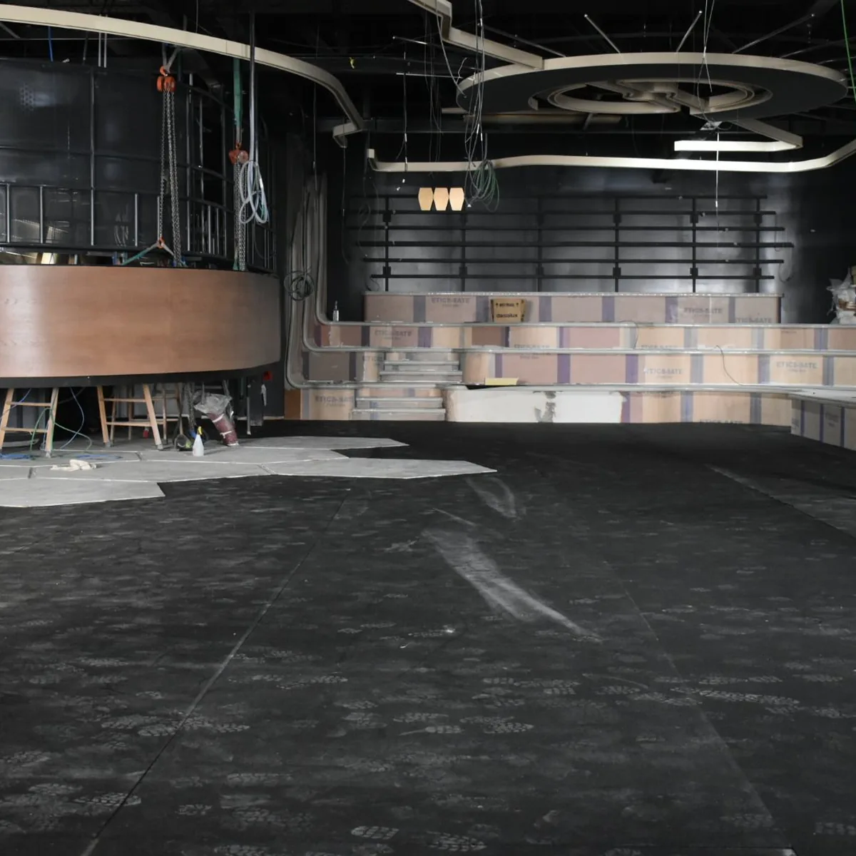 Rubber mat running under the curved bar, Salou