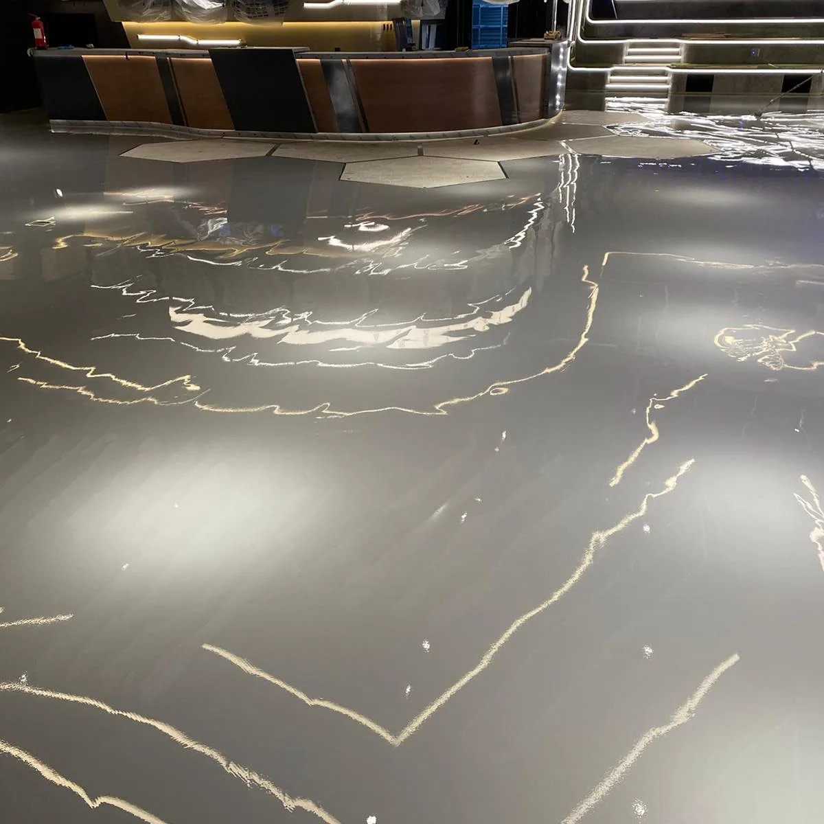 Wide view of the grey veined decorative resin floor, Salou