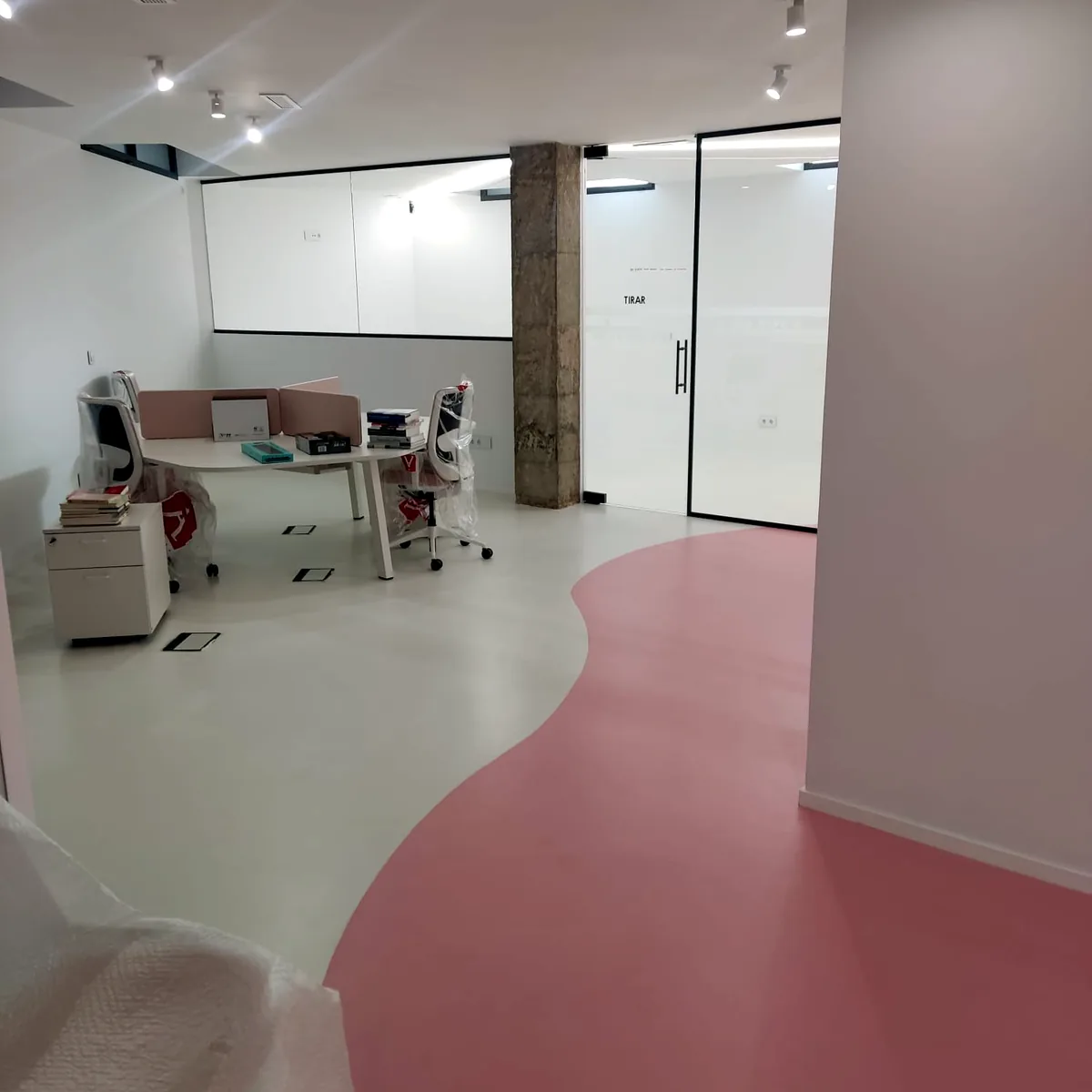 White and pink resin floor in front of a desk area, dental clinic in Alicante White and pink resin floor in front of a desk area, dental clinic in Alicante