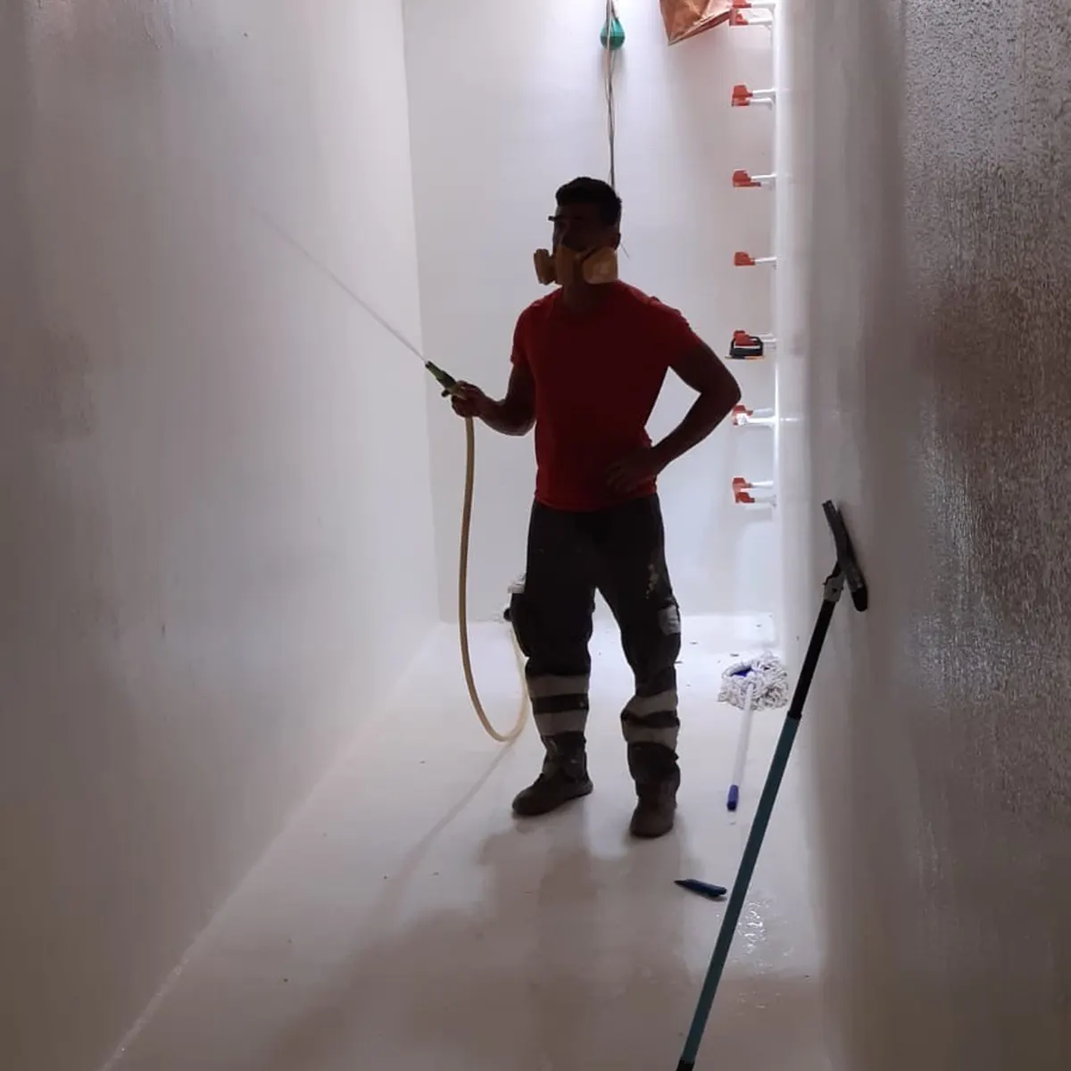 Hot-spray application of Polyurea Rayston in tank, Tortosa