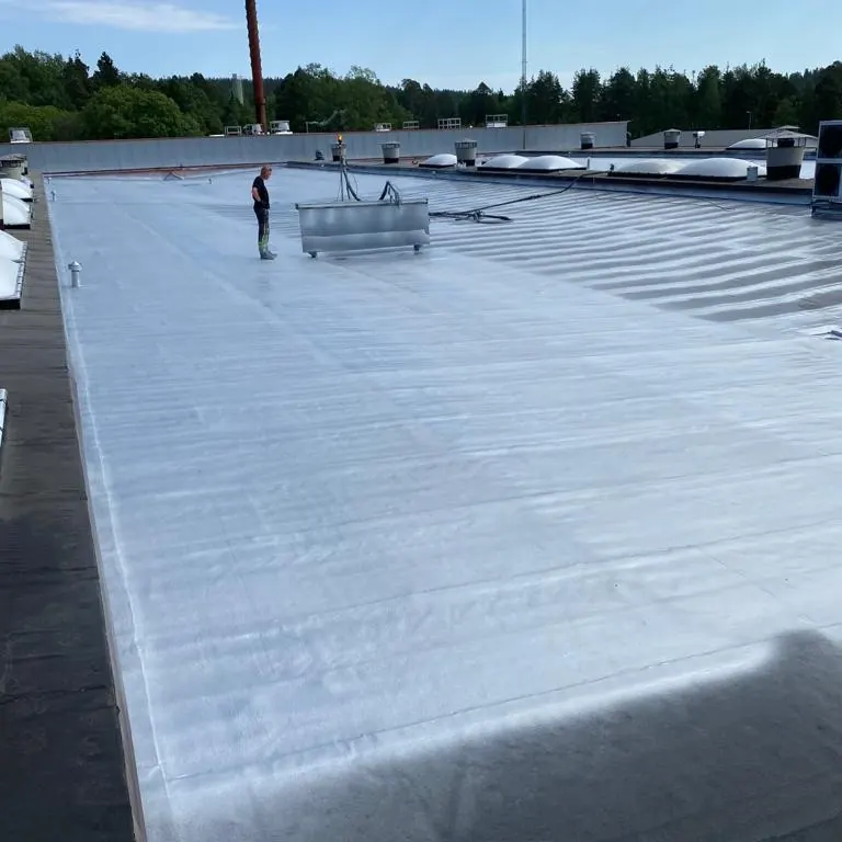 Aluminium-coloured polyurea on the roof