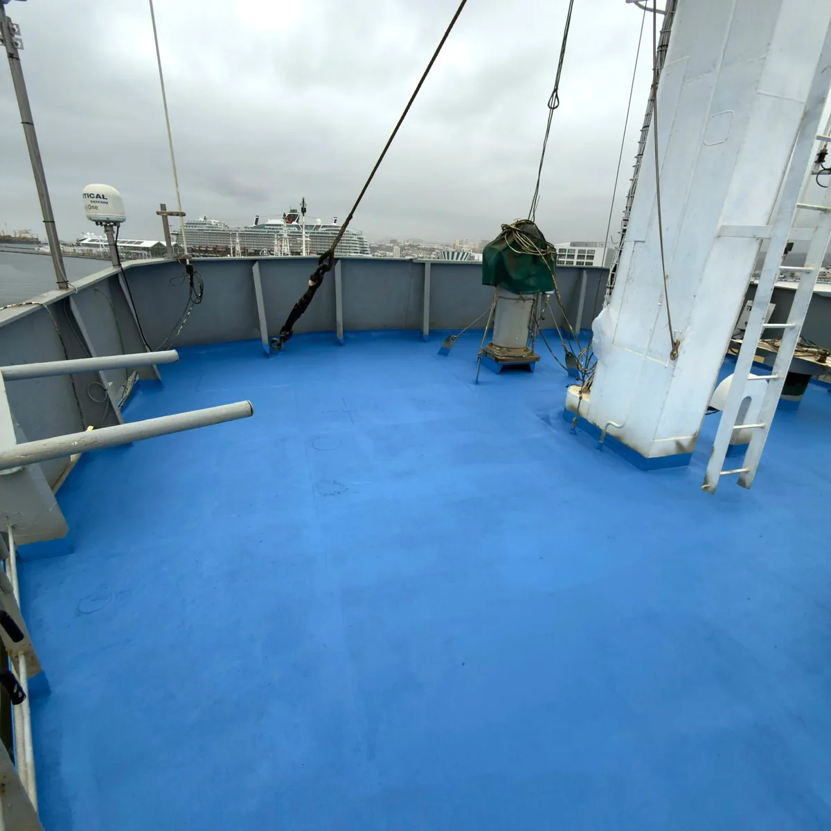 Cubierta azul antideslizante terminada en un barco pesquero, Puerto de Las Palmas Cubierta azul antideslizante terminada en un barco pesquero, Puerto de Las Palmas