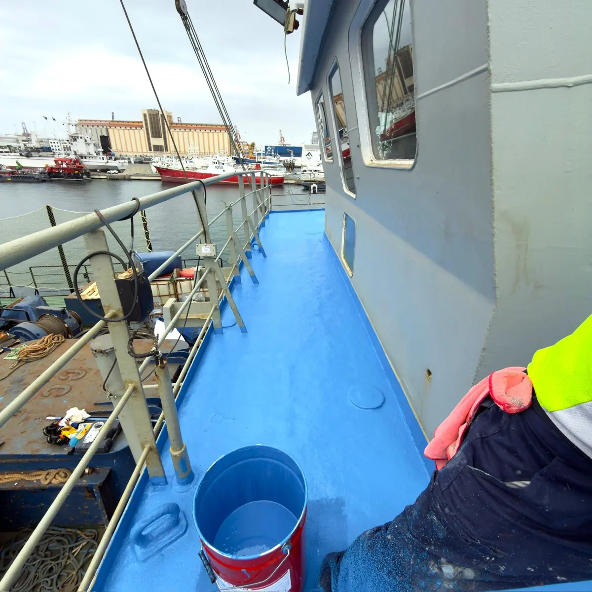 Capa de acabado azul en el pasillo lateral junto al puente de mando, Las Palmas Capa de acabado azul en el pasillo lateral junto al puente de mando, Las Palmas