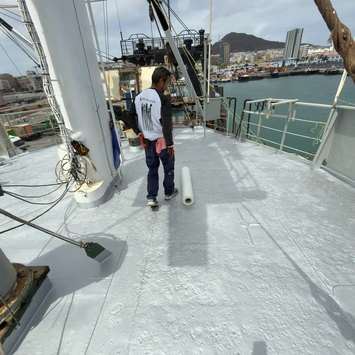 Equipo de aplicación sobre la cubierta con capa gris antes del sellado final, Las Palmas Equipo de aplicación sobre la cubierta con capa gris antes del sellado final, Las Palmas