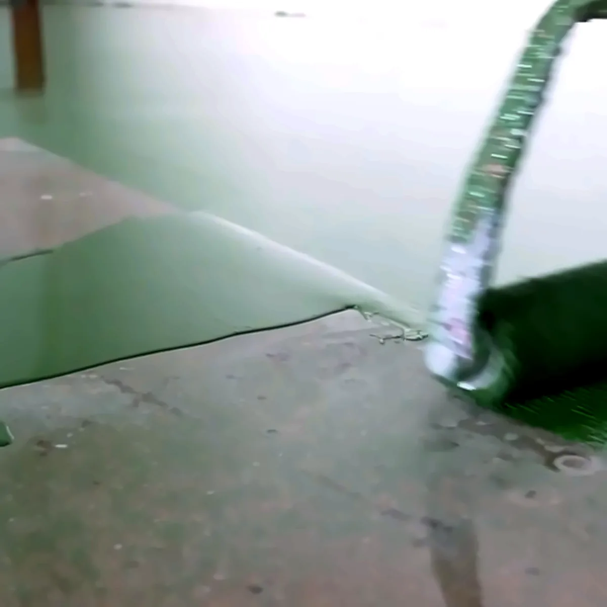 Flooring Les Tàpies: roller spreading the green Kryptanate 100 LV coat on the factory floor