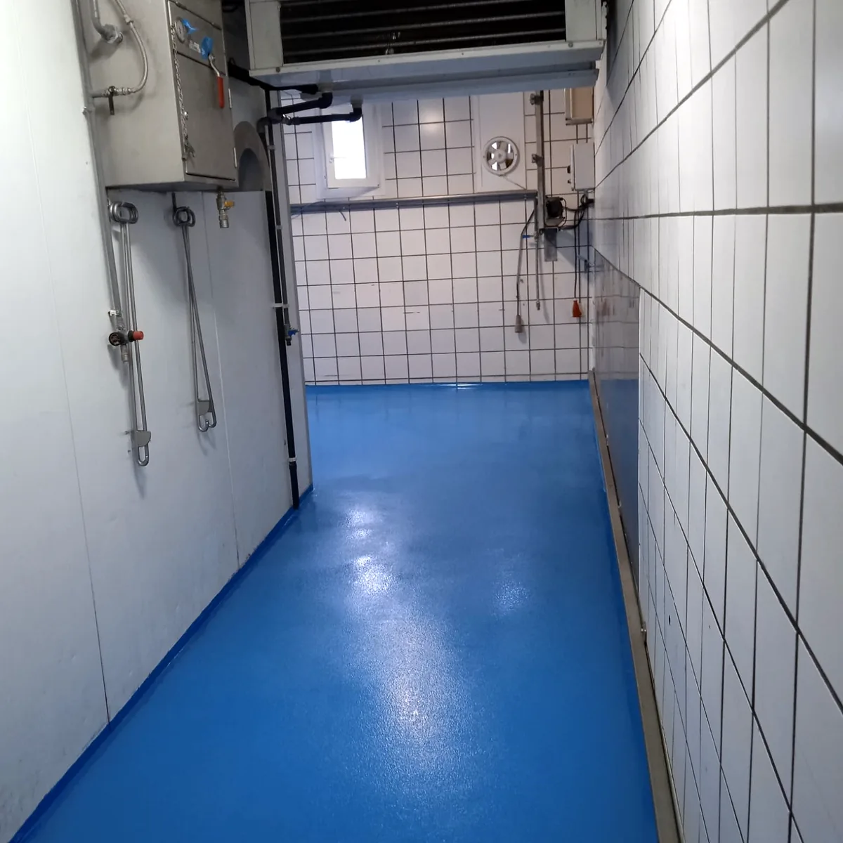 Blue floor in a tiled room under a cooling unit, Prats de Lluçanès Blue floor in a tiled room under a cooling unit, Prats de Lluçanès