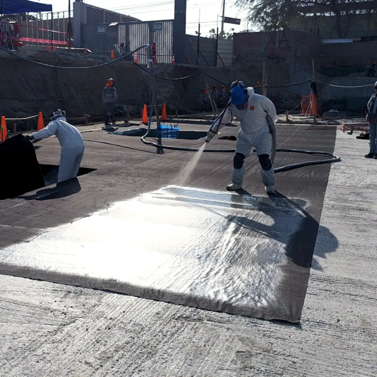 Foundation waterproofing Piura: hot-spraying Polyurea Rayston over the slab at Real Plaza