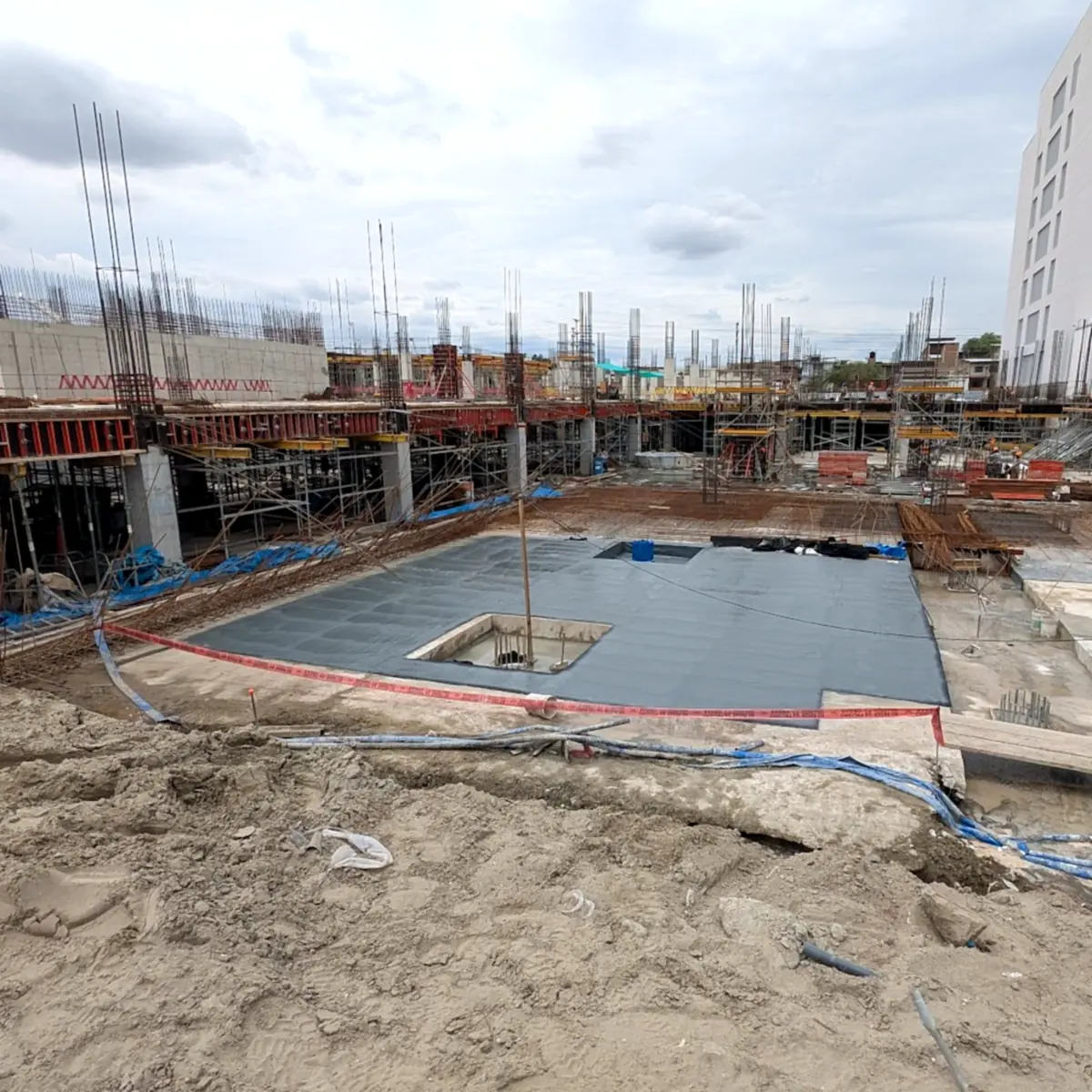 Lined foundation bay surrounded by new columns, Real Plaza Piura