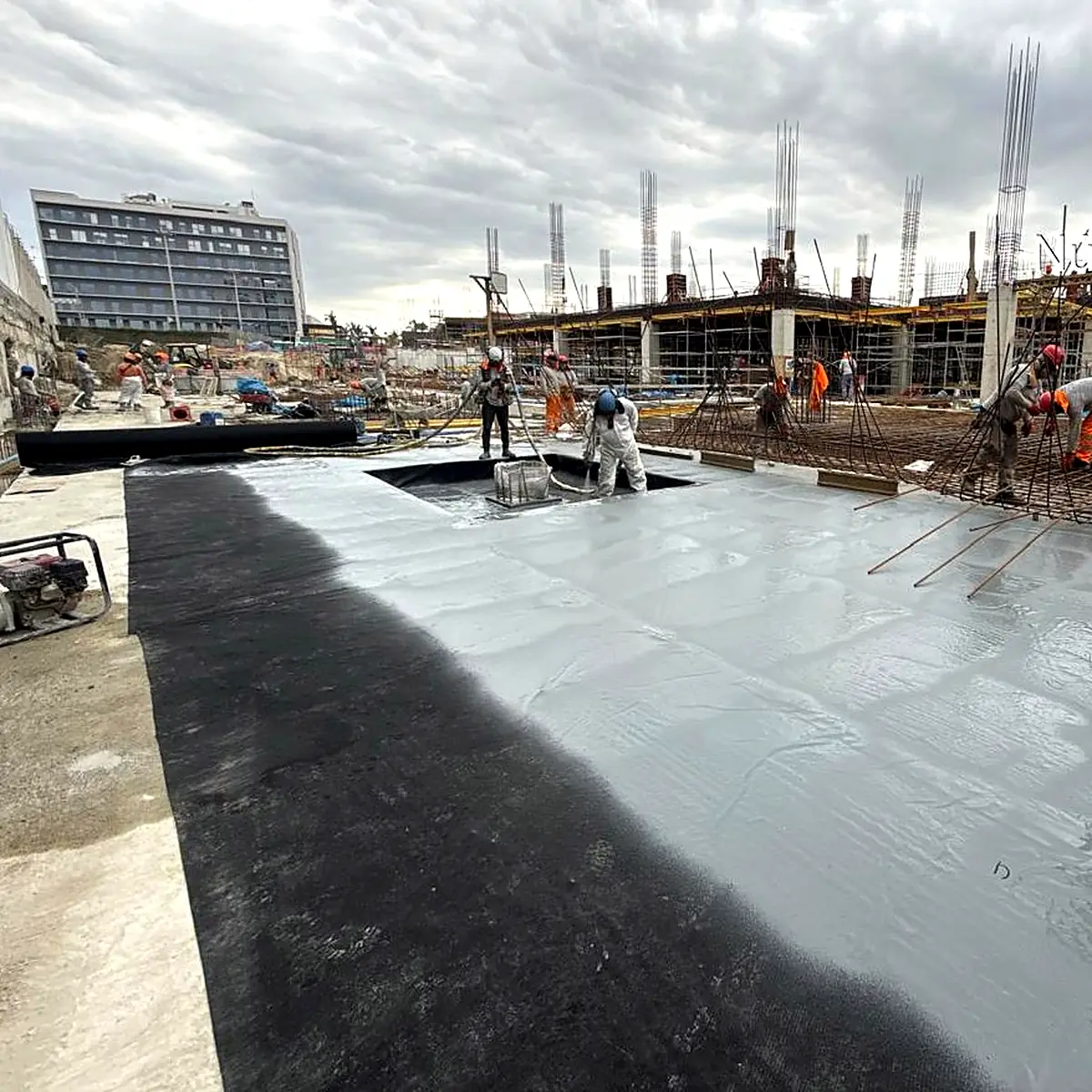 Edge of the sprayed membrane over the dark base sheet, Real Plaza Piura