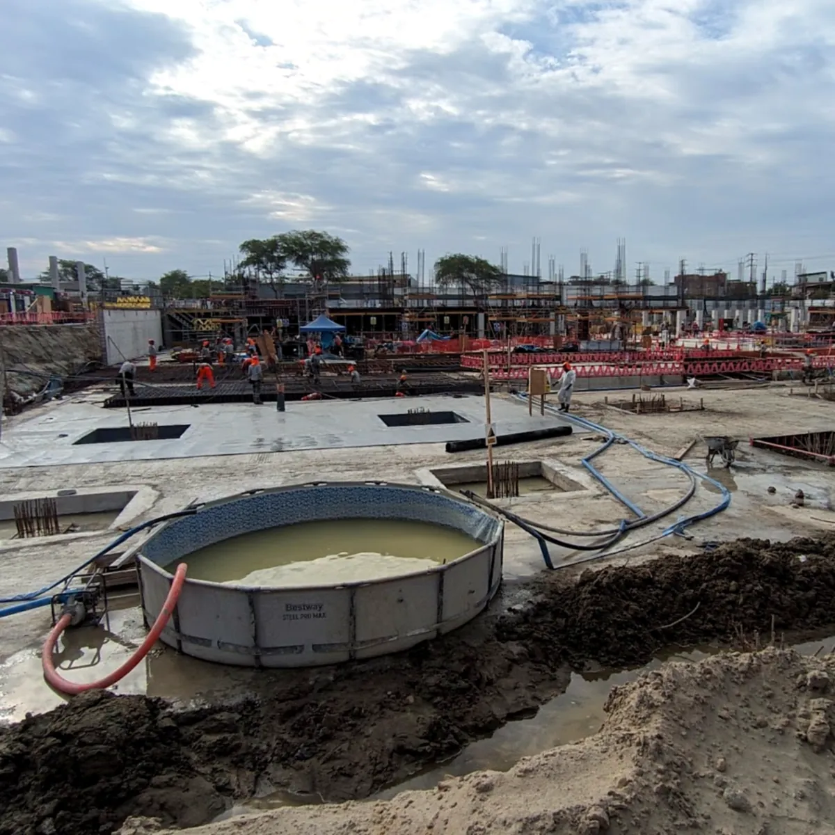 Membrane-lined slab and a site water tank at Real Plaza Piura, Peru