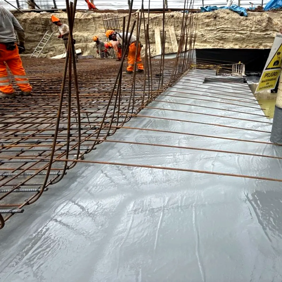 Rebar placed over the cured grey membrane at Real Plaza Piura, Peru