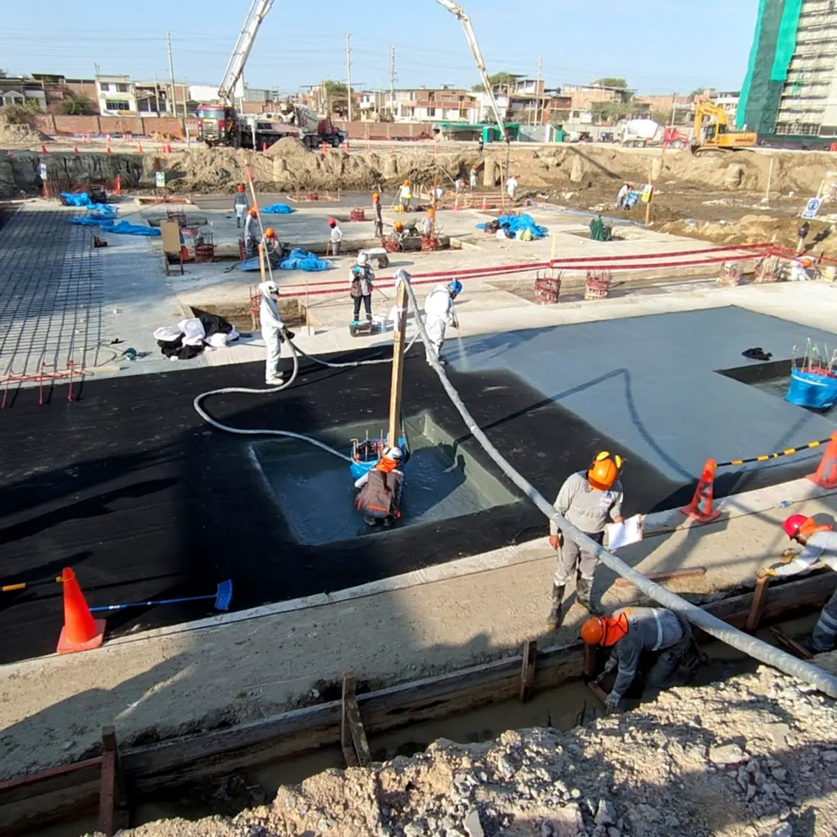 Crew working across the foundation slab at Real Plaza Piura, Peru