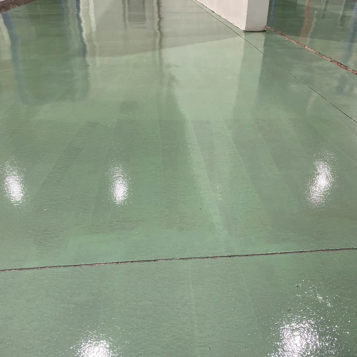 Glossy green epoxy floor in the generator hall at Palma de Mallorca airport