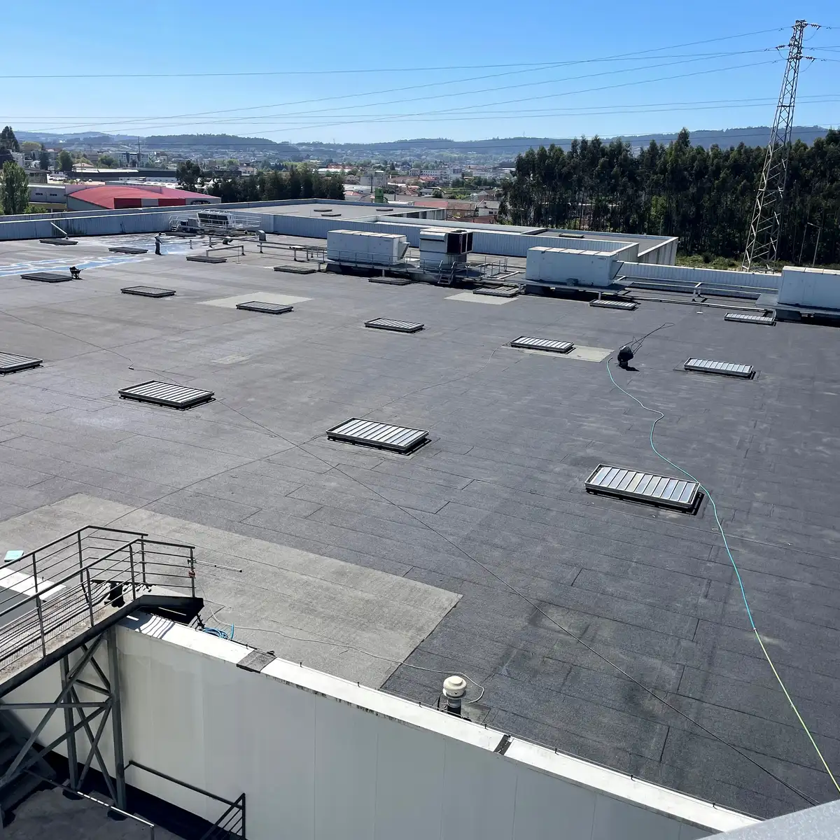 Ferrara Plaza shopping centre roof before coating, Portugal Ferrara Plaza shopping centre roof before coating, Portugal
