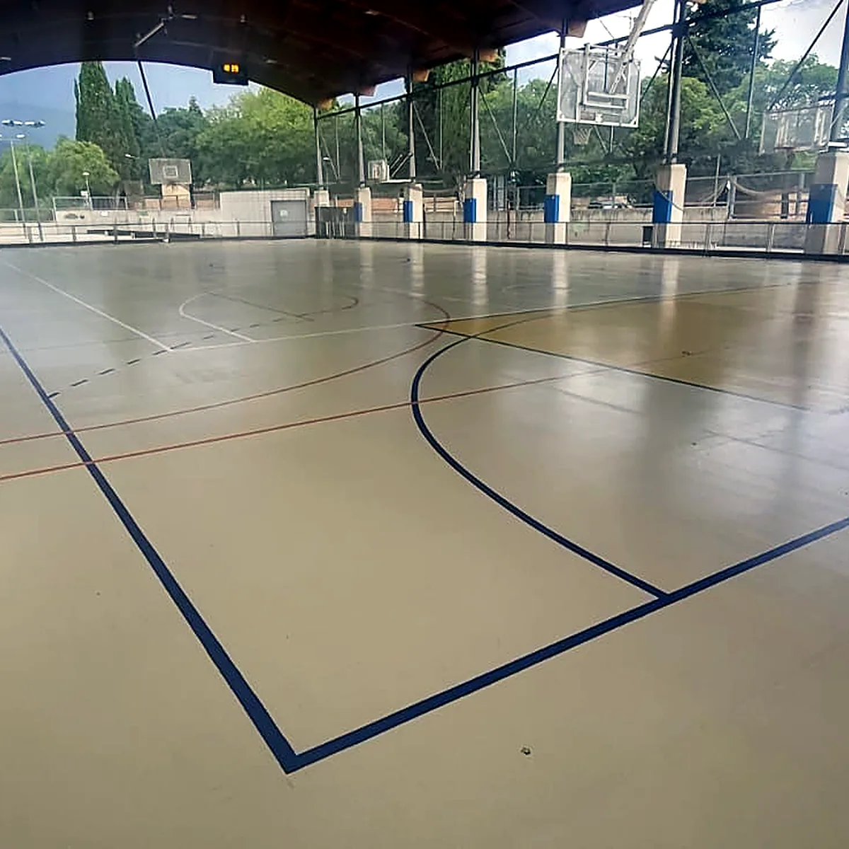 Marcaje curvo cerca del fondo de la pista
