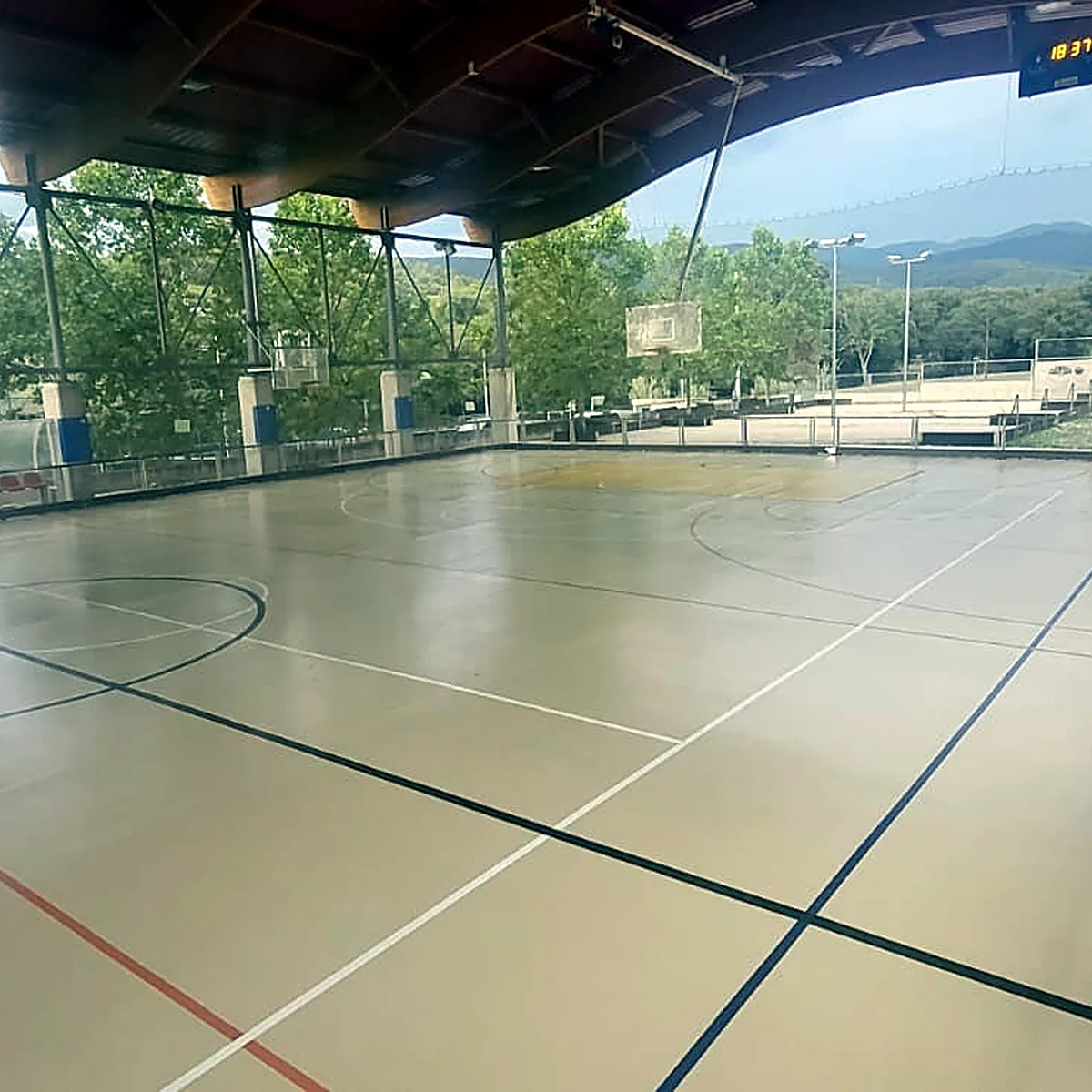 Pista terminada con sus líneas de juego bajo los laterales abiertos