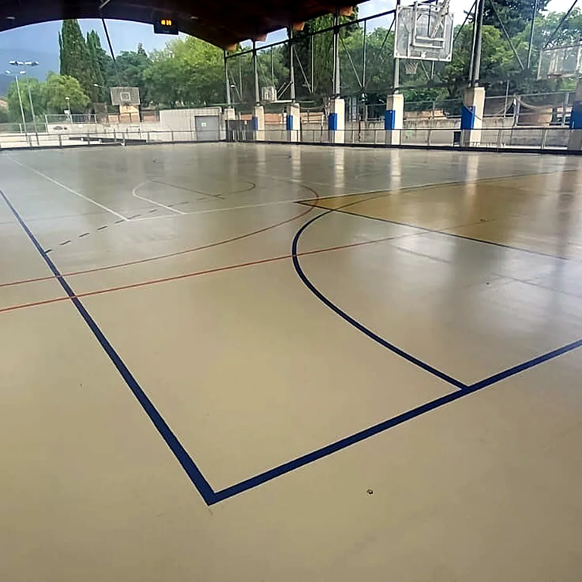 Líneas nuevas de juego en azul y rojo junto al cerramiento lateral