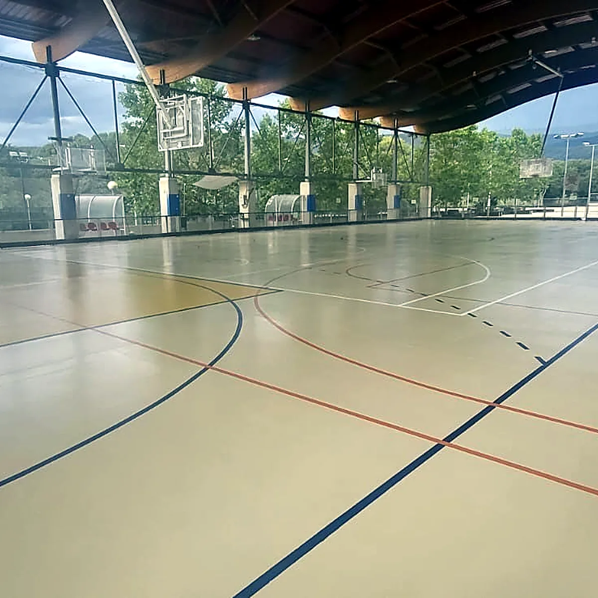 Pavimento de pista de hockey en Barcelona junto al graderío