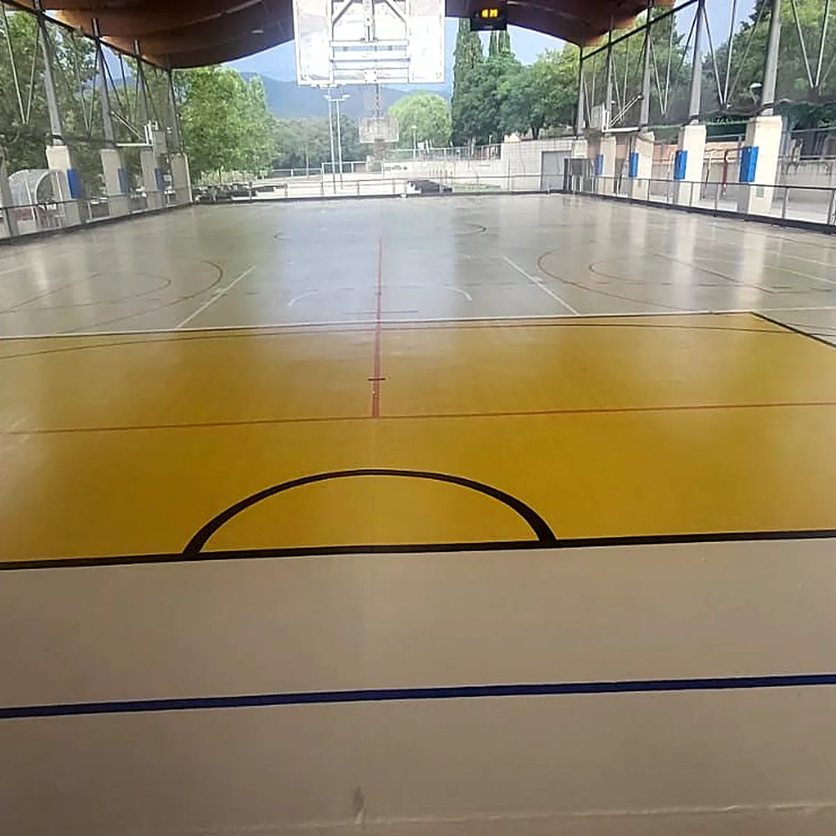 Pavimento de pista de hockey en Barcelona con área amarilla