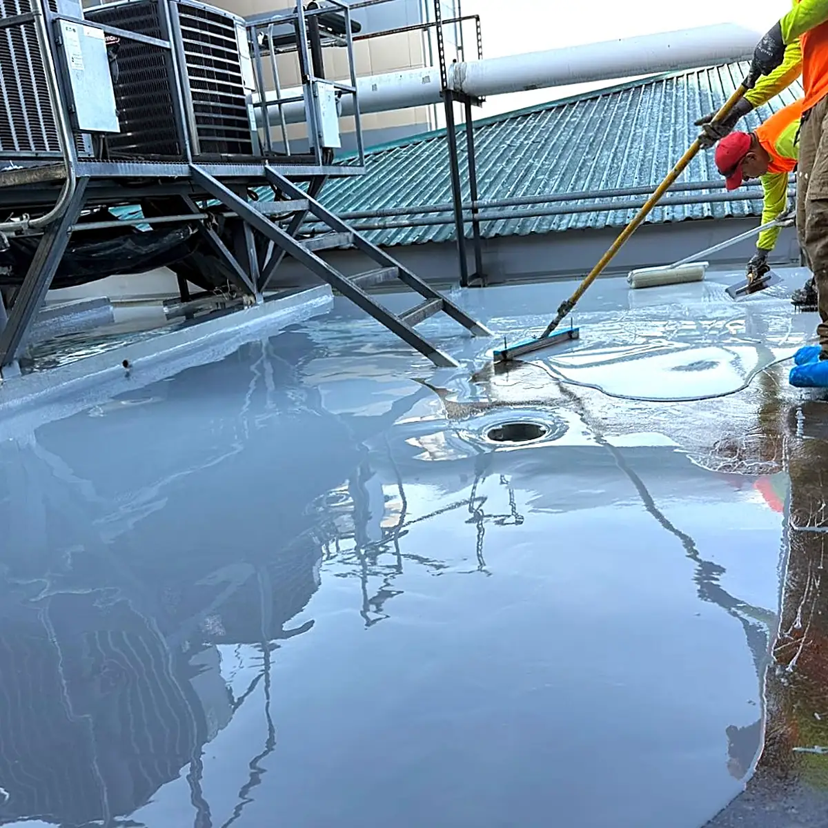 Hospital roof waterproofing in Costa Rica: spreading the cold polyurea Hospital roof waterproofing in Costa Rica: spreading the cold polyurea