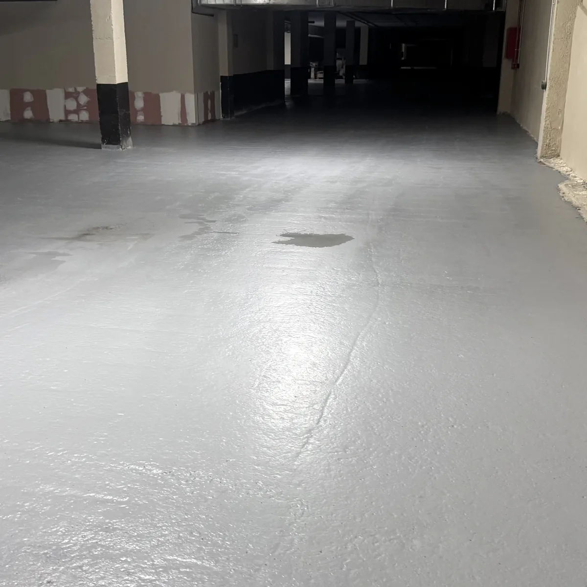 Primera mano gris extendiéndose por el suelo, con un cubo. Benalmádena. Primera mano gris extendiéndose por el suelo, con un cubo. Benalmádena.