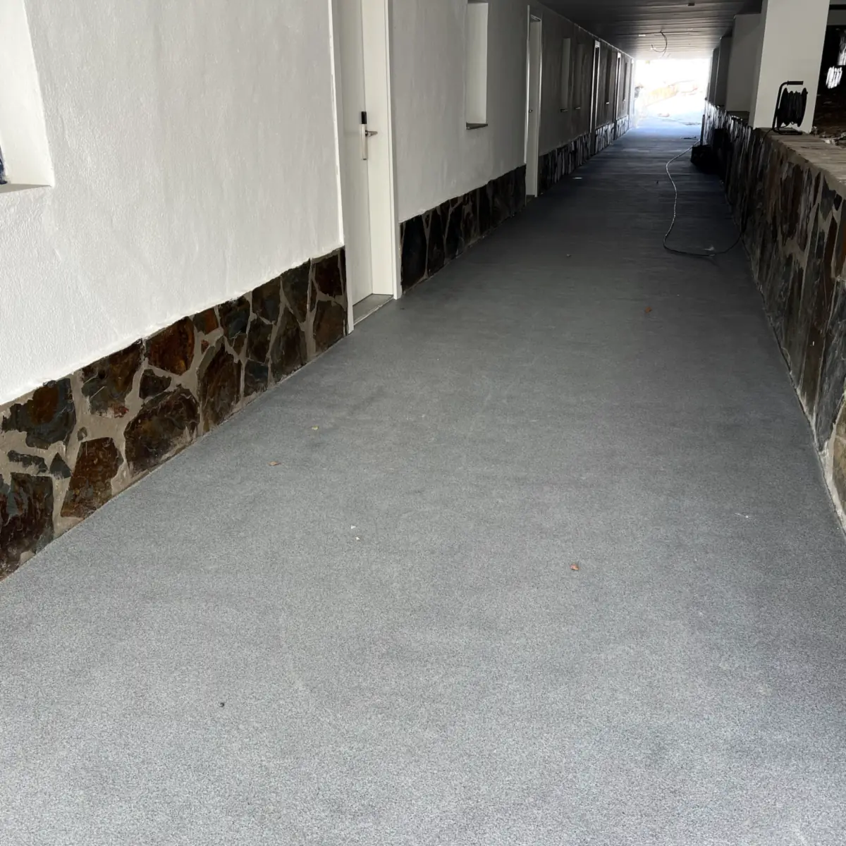 Pavimento para pasillos de hotel en Gran Canaria a lo largo de un muro de piedra