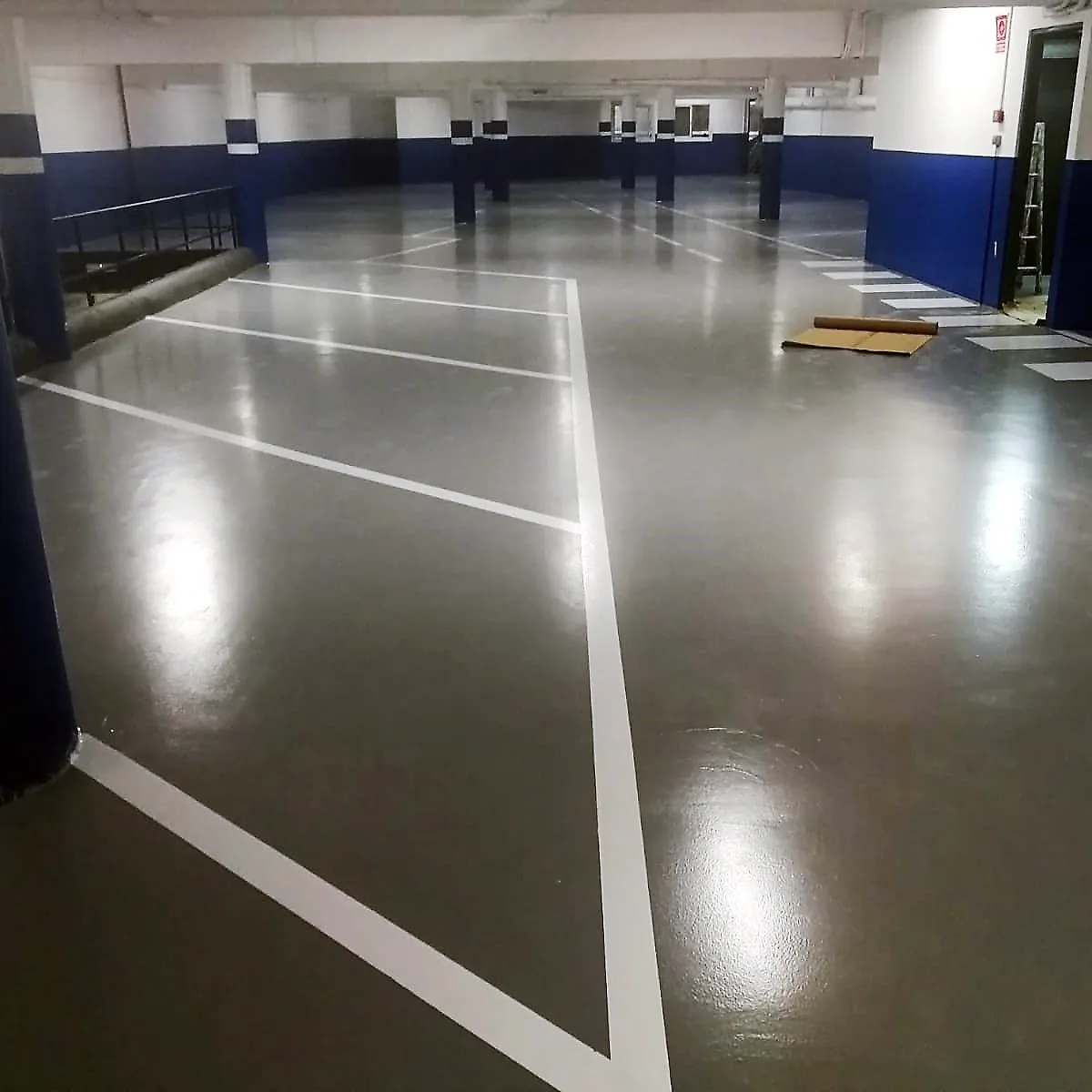 Hotel garage epoxy coating in Barcelona: blue walls and pillars along the finished aisle Hotel garage epoxy coating in Barcelona: blue walls and pillars along the finished aisle