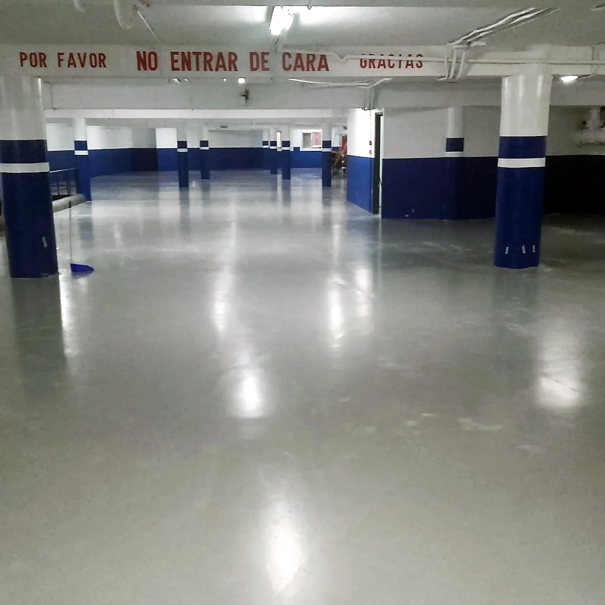 Finished hotel garage epoxy coating in Barcelona with blue pillars and wall bands Finished hotel garage epoxy coating in Barcelona with blue pillars and wall bands